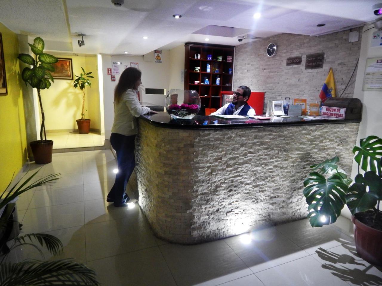 Hostal El Roble Quito Exterior photo